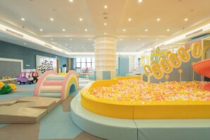 A children's play area with a ball pit, soft play structures, and a slide. - Holiday Inn Jiashan by IHG (Jiaxing)
