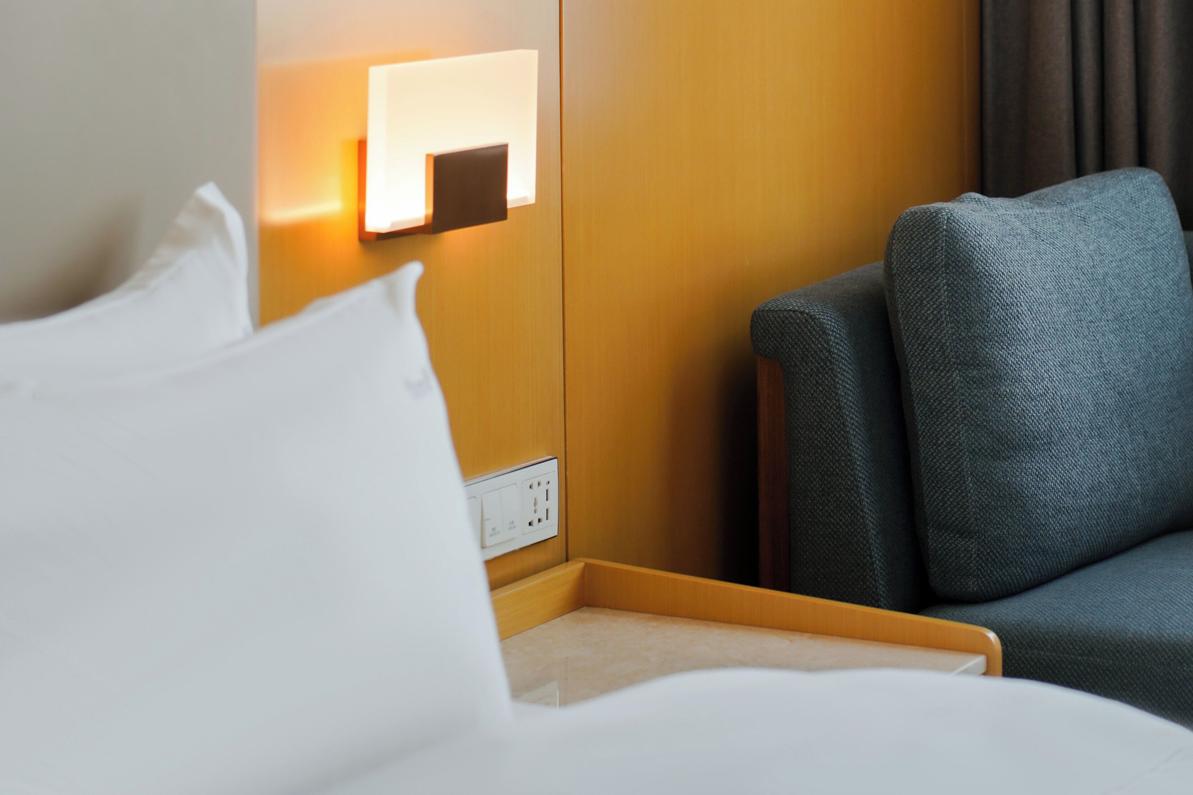 Minibar, caja fuerte, escritorio y cortinas opacas