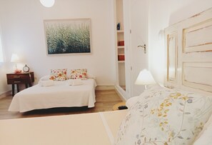3 makuuhuonetta, työpöytä, äänieristys, silitysrauta/-lauta