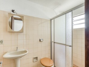 Quarto triplo, várias camas | Banheiro | Chuveiro, toalhas de banho, sabonete, shampoo