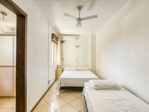 Escritorio, wifi gratis y ropa de cama