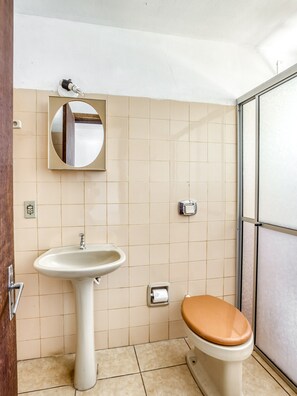 Habitación triple, varias camas | Baño | Regadera, toallas, jabón, shampoo