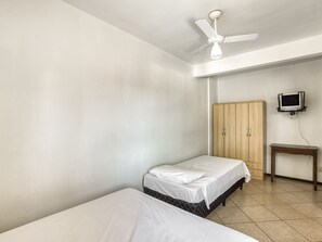 Escritorio, wifi gratis y ropa de cama