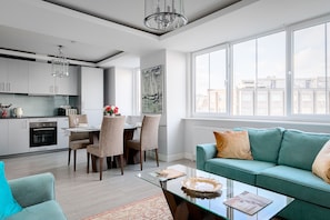 Deluxe-Penthouse, 2 Schlafzimmer | Wohnzimmer | 49-Zoll-Flachbildfernseher mit Satellitenempfang, Smart-TV