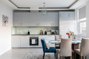 Großer Kühlschrank, Mikrowelle, Ofen, Herdplatte