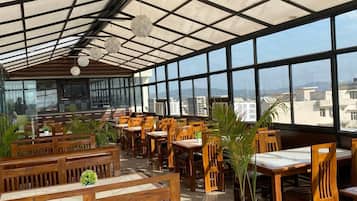 Phục vụ bữa sáng, bữa trưa, bữa tối, món Ấn Độ