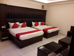 Family Room | In-room safe, individually decorated, individually furnished, desk - Hotel Royal Stay (Reasi)