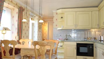 Kühlschrank, Mikrowelle, Ofen, Wasserkocher mit Kaffee-/Teezubehör