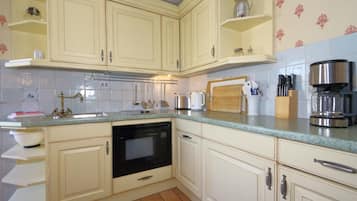 Kühlschrank, Mikrowelle, Ofen, Wasserkocher mit Kaffee-/Teezubehör