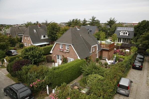 Un quartiere residenziale con case, vialetti e auto parcheggiate.
