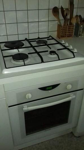 Réfrigérateur, un four, surface de cuisson, cafetière-théière