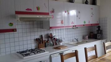 Een koelkast, een oven, een kookplaat, een koffiezetapparaat/waterkoker