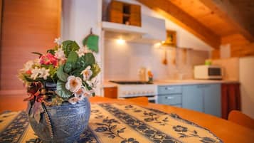 Mikrobølgeovn og kjøkkenutstyr