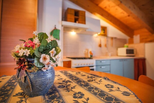 Een magnetron, kookgerei, borden en bestek