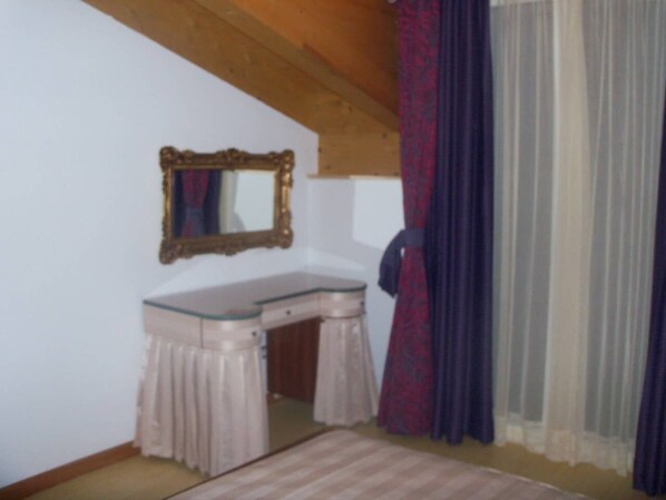 2 bedrooms, iron/ironing board, WiFi