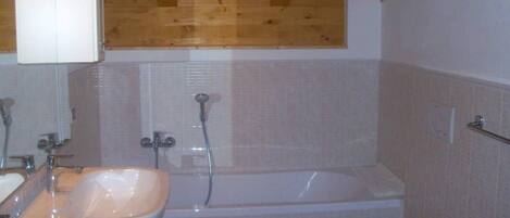 Hiustenkuivaaja, pyyhkeet, saippua, sampoo