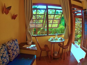 Suite Especial Casal | In-room safe, individually decorated, desk, blackout drapes - Pousada Villa da Prainha (Ilhabela)