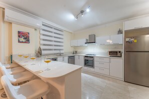 Kühlschrank, Mikrowelle, Ofen, Herdplatte