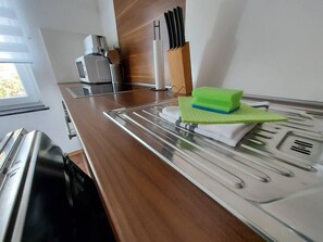 Frigorífico, microondas, horno y placa de cocina