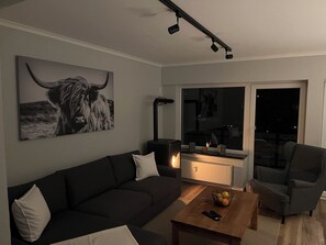 Fernseher, Kamin, Tischfußball