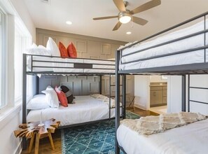 8 habitaciones, tabla de planchar con plancha, internet y ropa de cama 