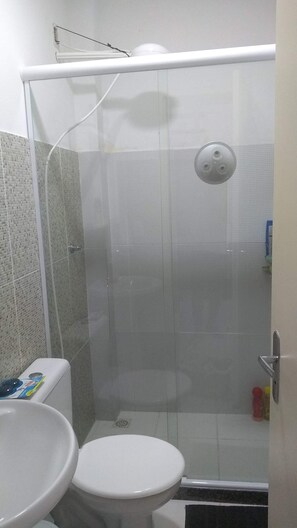 Shower - House in Ribeira, NEAR SAFE NEAR BEACHES, SUPERMARKET AND CREEK CENTER (Praia da Ribeira)