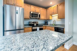 Réfrigérateur, four à micro-ondes, un four, surface de cuisson