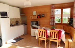 Fridge, microwave, oven, coffee/tea maker - Petit Nid Douillet au Coeur de Salvan (Salvan)