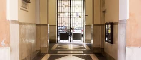 المنشأة من الداخل