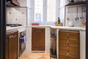 Fridge, oven, stovetop, coffee/tea maker - TrastevereHome - Vespucci Rome Testaccio Home (Roma)