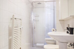 Dusj, hårføner, bidé og sjampo