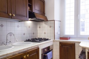 Réfrigérateur, four, plaque de cuisson, cafetière/bouilloire