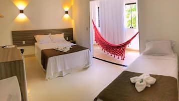 Minibar, caja fuerte, escritorio y tabla de planchar con plancha