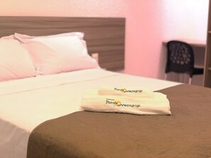 Frigobar, cofres nos quartos, escrivaninha