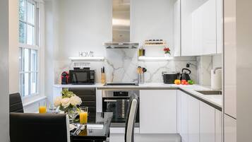 Refrigerador con freezer, microondas, horno, placa de cocina