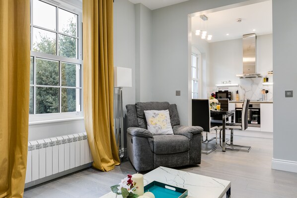 Classic Apartment, 3 Bedrooms | Living room