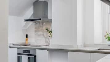 Apartamento conforto | Cozinha privada | Geladeira grande, micro-ondas, fogão, cooktop