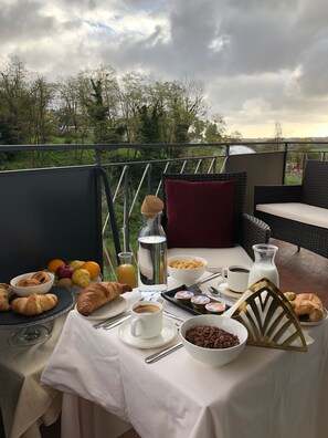 Outdoor dining - Unicum Roma Suites, apartment, Monteverde, center, Villa Pamphili park (Roma)