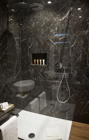 Shower, hair dryer, towels, soap - Unicum Roma Suites, apartment, Monteverde, center, Villa Pamphili park (Roma)