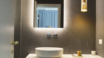 Dusche, Haartrockner, Handtücher, Seife