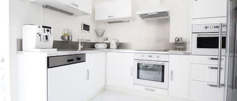 Refrigerador, microondas, horno y parrilla de estufa