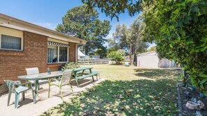 Outdoor dining - Raymond Coastal Cottage (TOOTGAROOK)