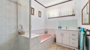 Bathtub - Raymond Coastal Cottage (TOOTGAROOK)