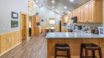 Kylskåp, mikrovågsugn, ugn och kaffe- och tebryggare