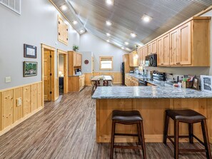 Een koelkast, een magnetron, een oven, een koffiezetapparaat/waterkoker