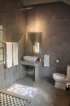 Studio Suite Cao cấp, 1 phòng ngủ, quang cảnh vườn | Phòng tắm | Buồng tắm vòi sen, vòi sen phun mưa, máy sấy tóc, khăn tắm 