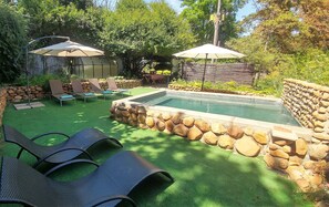 Piscine extérieure, parasols de plage, chaises longues