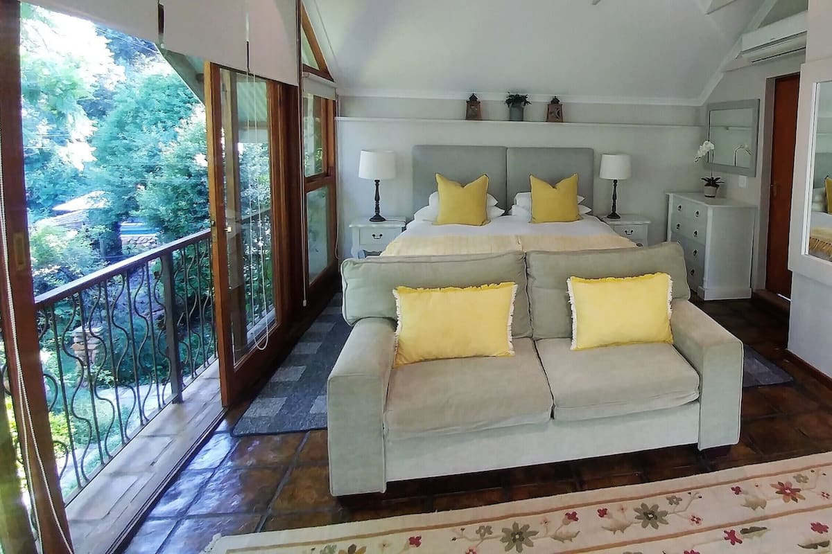 LyxlÀgenhet - 1 sovrum - pentry - utsikt mot trÀdgÄrden | SÀngtillbehör av högsta kvalitet och vÀrdeförvaringsskÄp pÄ rummet