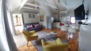 Appartement Luxe, 1 chambre, coin cuisine, vue jardin | Coin séjour | Télévision à écran plat