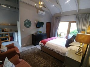 Suite studio luxueuse, 1 chambre, vue sur le jardin | Literie de qualité, coffre-fort, décor unique, ameublement unique